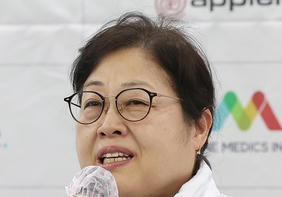 취재진 질문에 답변하는 방민자