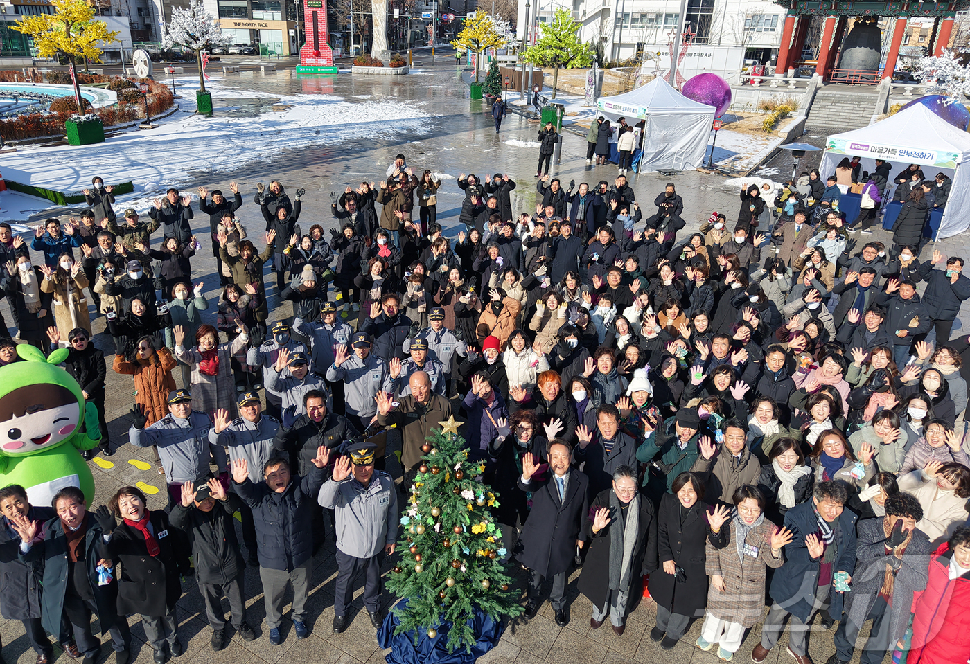 (광주=뉴스1) 이승현 기자 = 2일 광주 동구 공직자와 유관기관 관계자들이 5·18민주광장에서 서로의 안부를 묻고 주변 사람들에게 관심과 희망을 전하는 '사람을 향해 한 걸음 더 …
