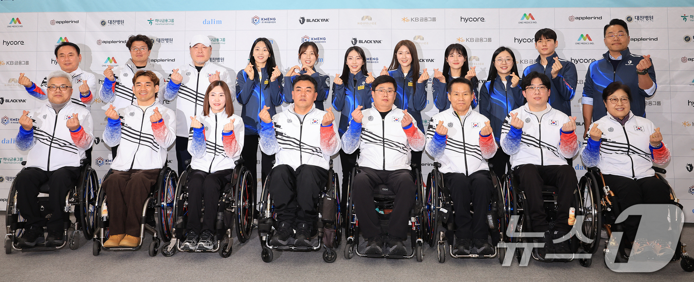 (서울=뉴스1) 김진환 기자 = 2일 오후 서울 송파구 서울올림픽파크텔에서 열린 '2025 밀라노-코르티나담페초 동계올림픽 & 동계패럴림픽 컬링 국가대표 출정식'에 참가한 선수단이 …