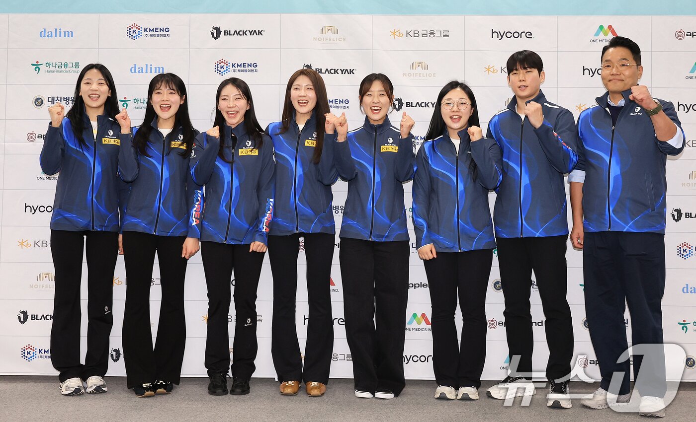본문 이미지 - 2일 오후 서울 송파구 서울올림픽파크텔에서 열린 '2025 밀라노-코르티나담페초 동계올림픽 & 동계패럴림픽 컬링 국가대표 출정식'에 참가한 컬링 국가대표 선수들이 기념 촬영을 하고 있다. 2026.1.2/뉴스1 ⓒ News1 김진환 기자