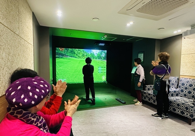 "지하철역·복지관서 나이스샷"…도심 '파크골프장' 인기[서울in]