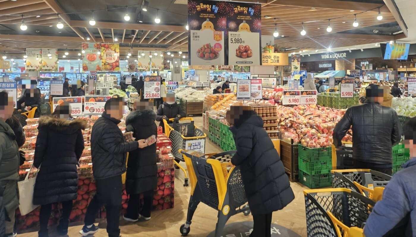 본문 이미지 - 1일 이마트 고래잇페스타 오픈런 현장(이마트 제공)