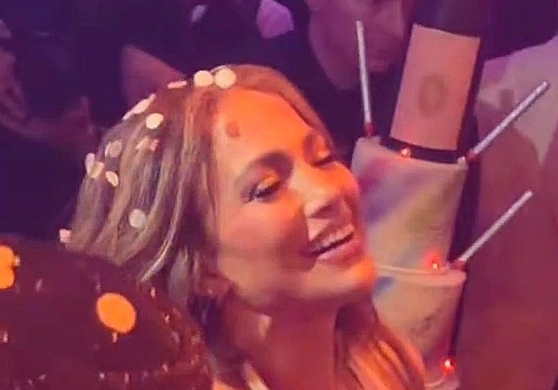 제니퍼 로페즈, 파격 노출 드레스 입고 무아지경 댄스 파티 [N해외연예]