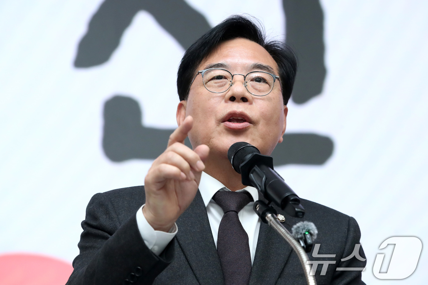 (대구=뉴스1) 공정식 기자 = 송언석 국민의힘 원내대표가 2일 오후 대구 북구 엑스코(EXCO)에서 열린 '2026 국민의힘 대구·경북 신년인사회'에서 신년 인사를 하고 있다. …