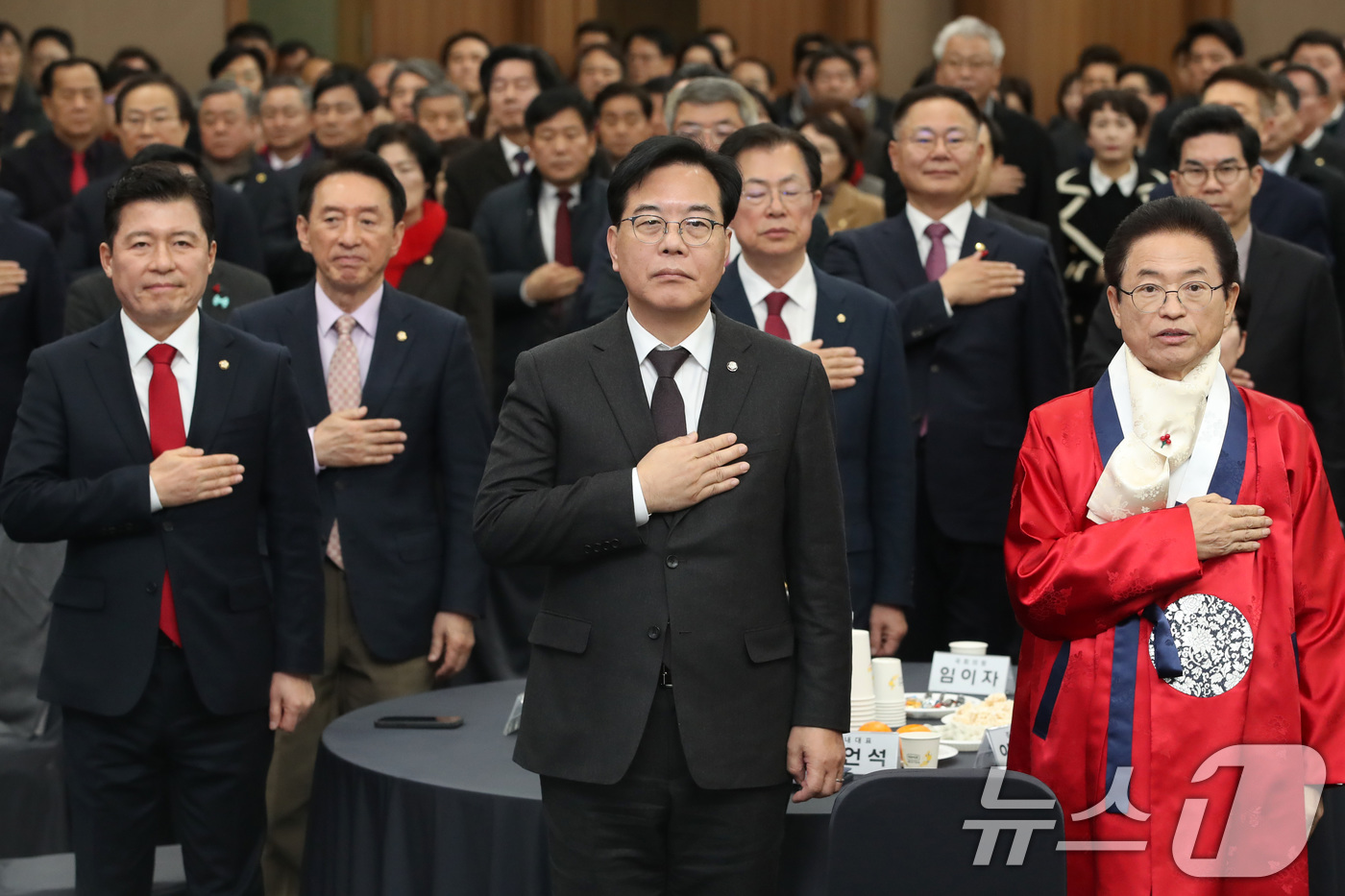 (대구=뉴스1) 공정식 기자 = 2일 오후 대구 북구 엑스코(EXCO)에서 열린 '2026 국민의힘 대구·경북 신년인사회'에서 송언석 국민의힘 원내대표(가운데)를 비롯한 참석자들이 …
