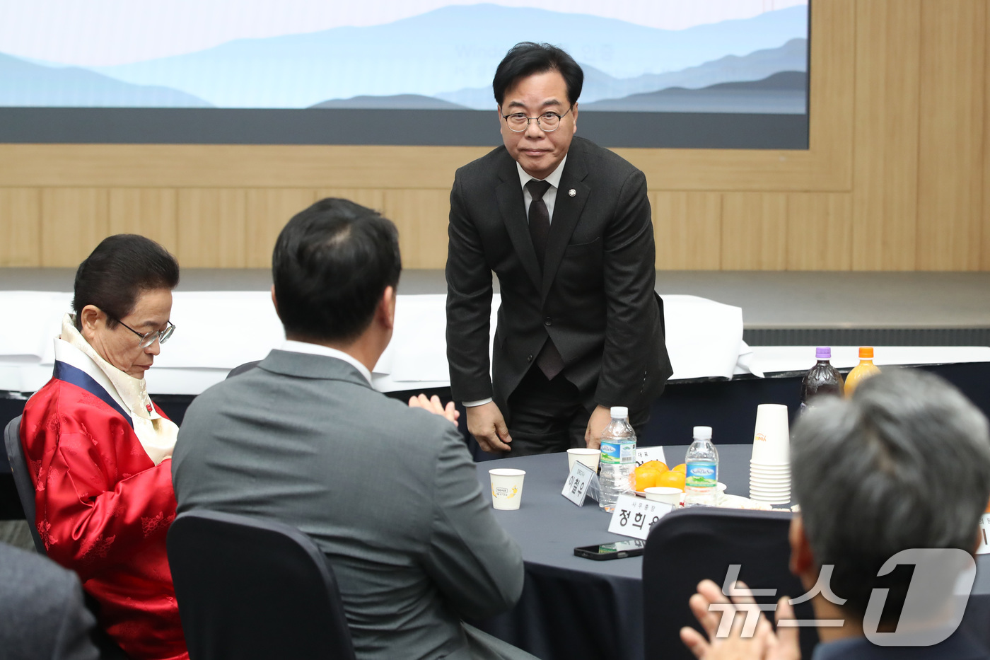 (대구=뉴스1) 공정식 기자 = 송언석 국민의힘 원내대표가 2일 오후 대구 북구 엑스코(EXCO)에서 열린 '2026 국민의힘 대구·경북 신년인사회'에서 참석자들에게 인사하고 있다 …