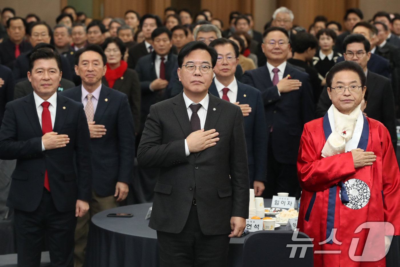 (대구=뉴스1) 공정식 기자 = 2일 오후 대구 북구 엑스코(EXCO)에서 열린 '2026 국민의힘 대구·경북 신년인사회'에서 송언석 국민의힘 원내대표(가운데)를 비롯한 참석자들이 …
