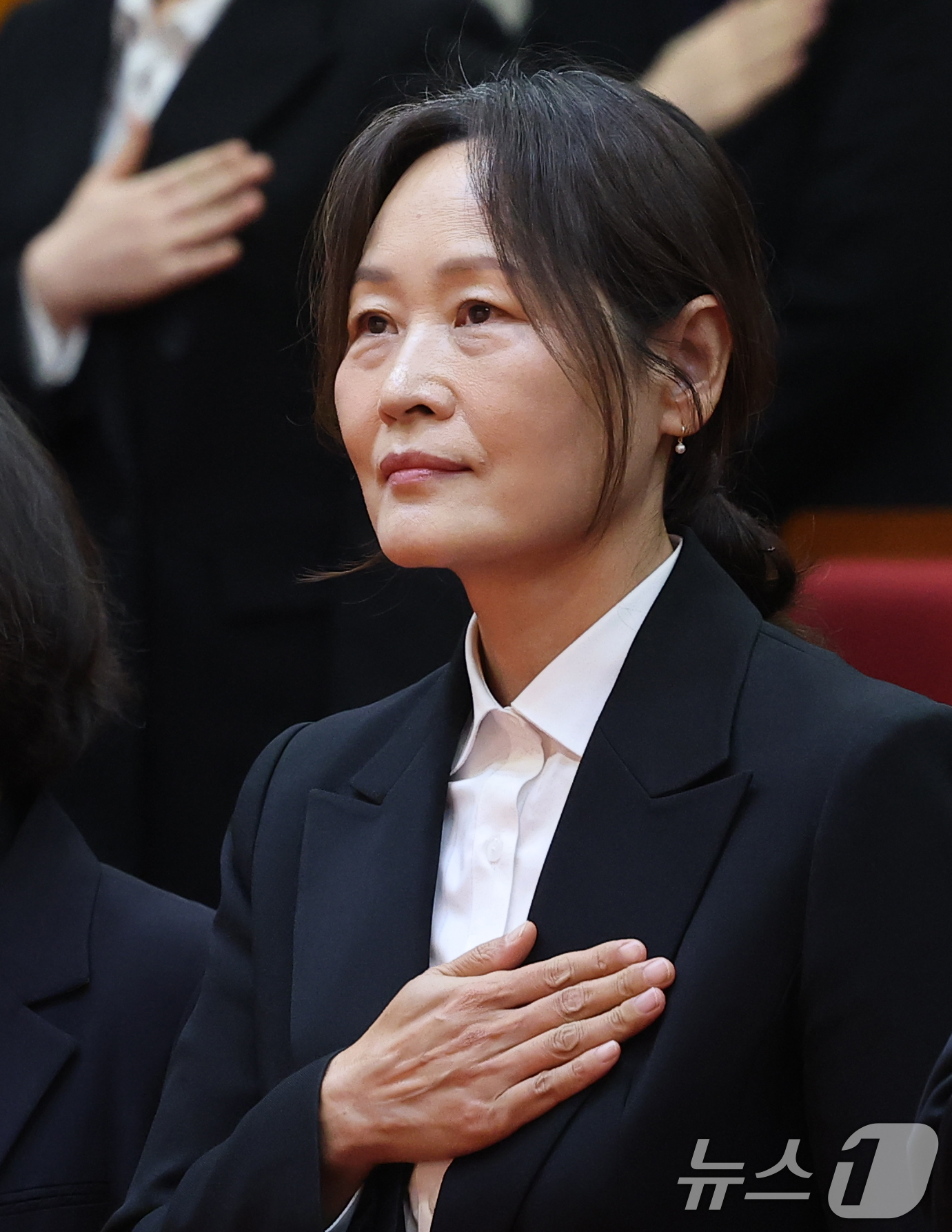 (서울=뉴스1) 권현진 기자 = 정정미 헌법재판관이 2일 오전 서울 종로구 헌법재판소에서 열린 2026년 시무식에서 국민의례를 하고 있다. 2026.1.2/뉴스1