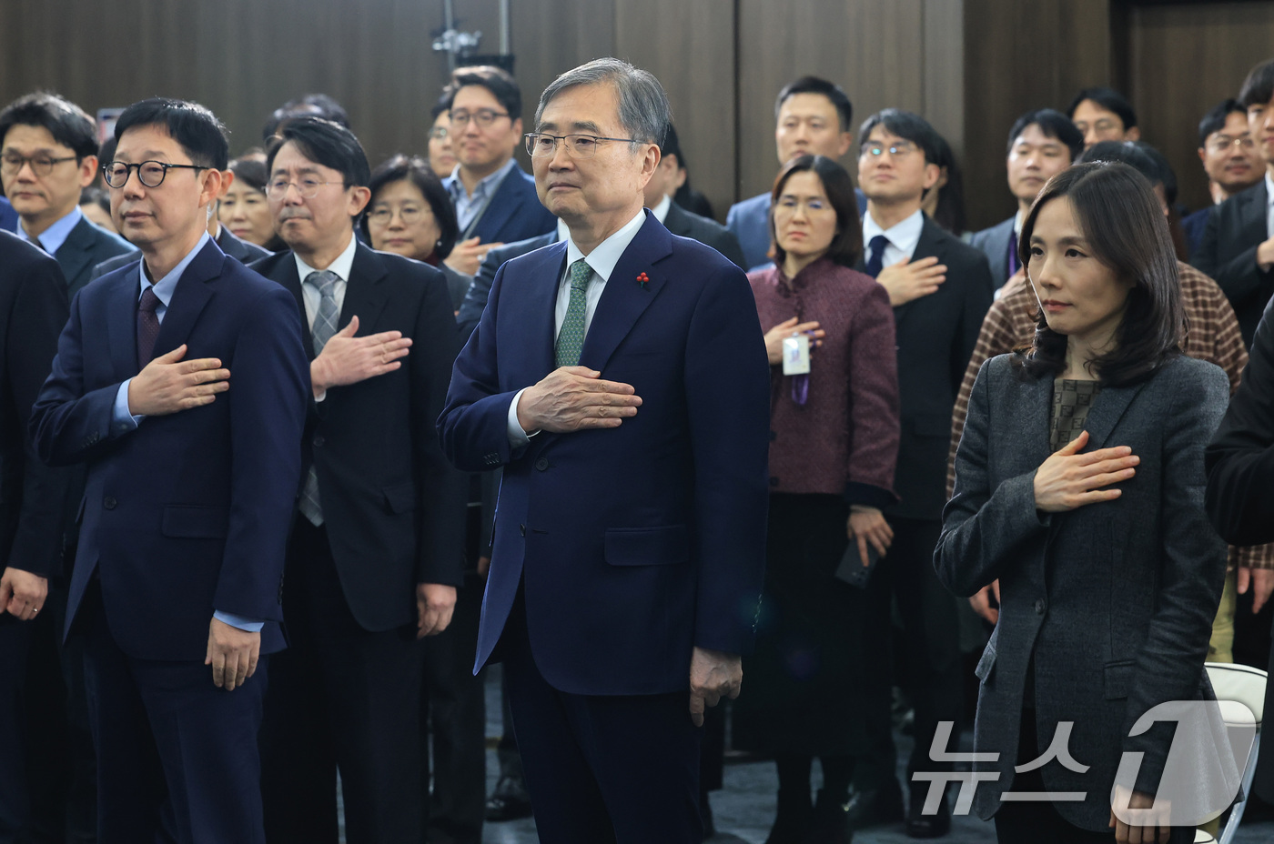 (서울=뉴스1) 임세영 기자 = 조현 외교부 장관이 2일 서울 종로구 외교부 청사에서 열린 2026년 외교부 시무식에서 국민의례를 하고 있다. 2026.1.2/뉴스1