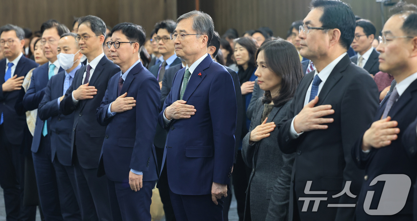 (서울=뉴스1) 임세영 기자 = 조현 외교부 장관 및 직원들이 2일 서울 종로구 외교부 청사에서 열린 2026년 외교부 시무식에서 국민의례를 하고 있다. 2026.1.2/뉴스1