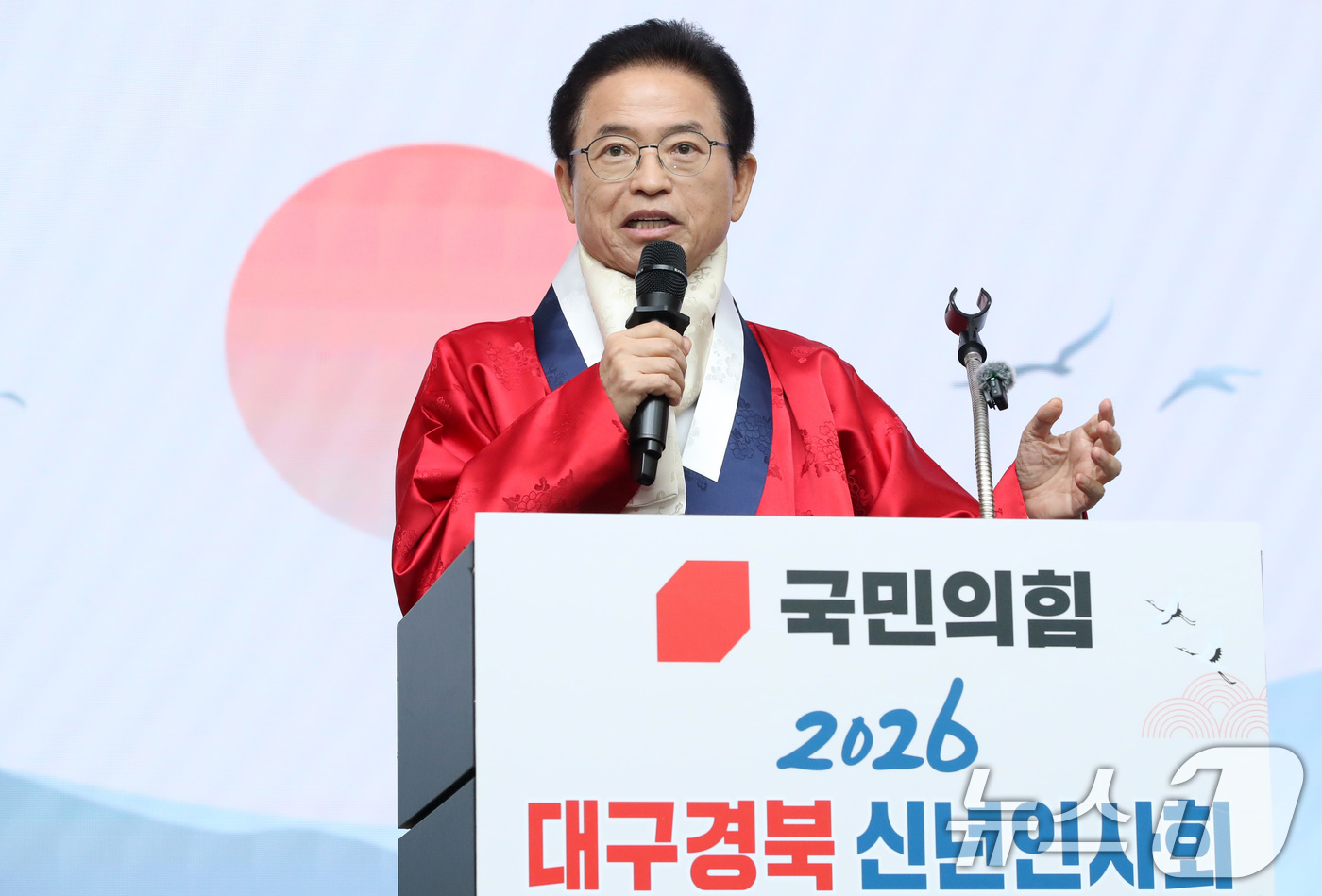 (대구=뉴스1) 공정식 기자 = 이철우 경북도지사가 2일 오후 대구 북구 엑스코(EXCO)에서 열린 '2026 국민의힘 대구·경북 신년인사회'에서 신년사를 하고 있다. 2026.1 …