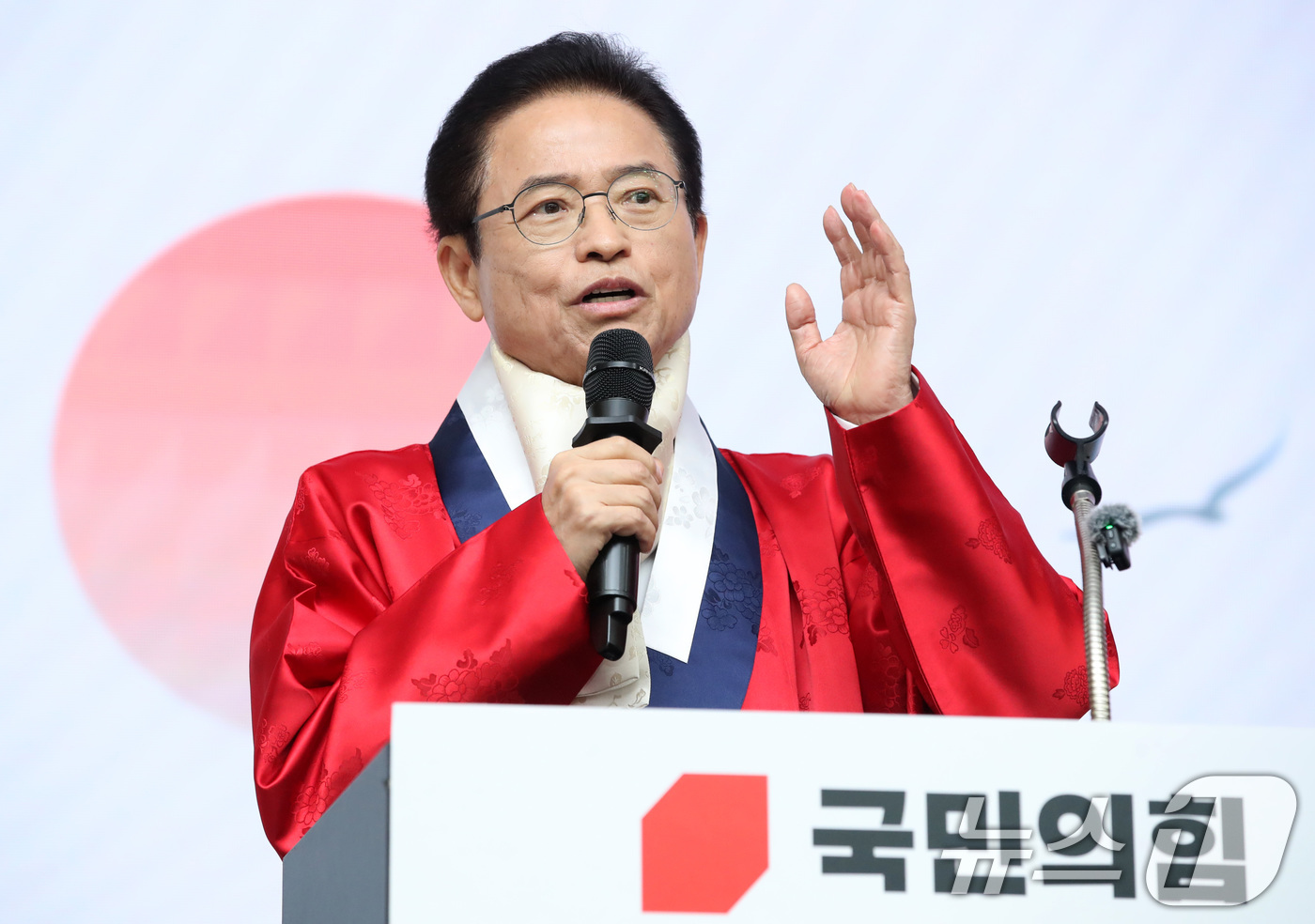 (대구=뉴스1) 공정식 기자 = 이철우 경북도지사가 2일 오후 대구 북구 엑스코(EXCO)에서 열린 '2026 국민의힘 대구·경북 신년인사회'에서 신년사를 하고 있다. 2026.1 …