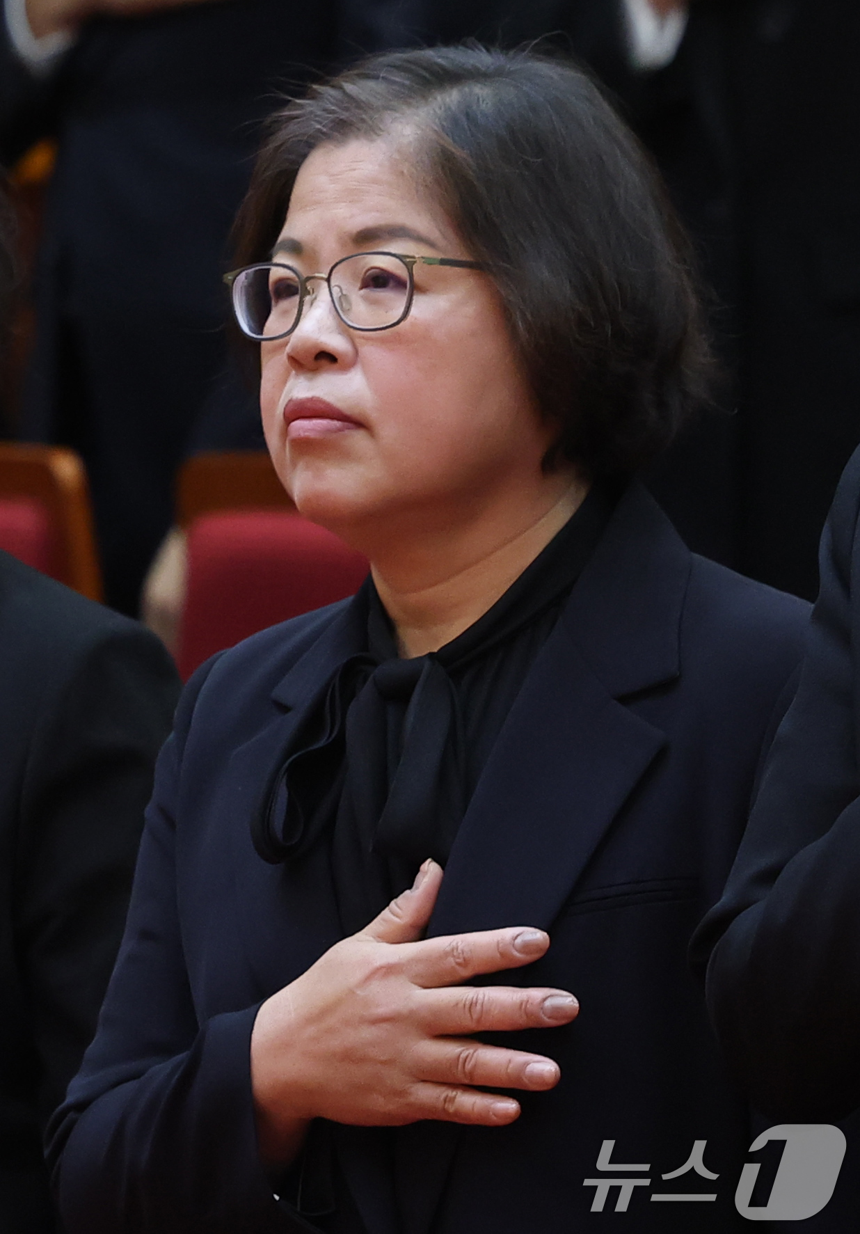 (서울=뉴스1) 권현진 기자 = 김복형 헌법재판관이 2일 오전 서울 종로구 헌법재판소에서 열린 2026년 시무식에서 국민의례를 하고 있다. 2026.1.2/뉴스1