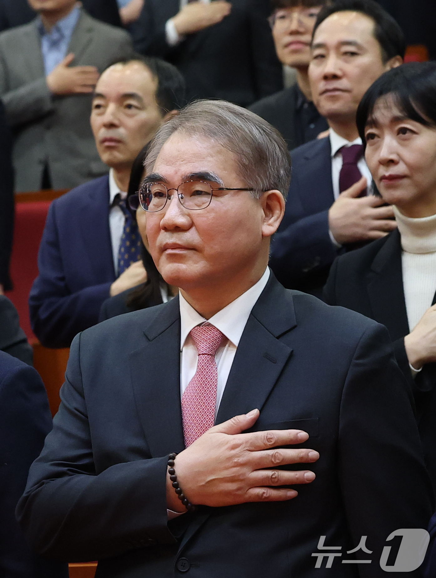 (서울=뉴스1) 권현진 기자 = 조한창 헌법재판관이 2일 오전 서울 종로구 헌법재판소에서 열린 2026년 시무식에서 국민의례를 하고 있다. 2026.1.2/뉴스1