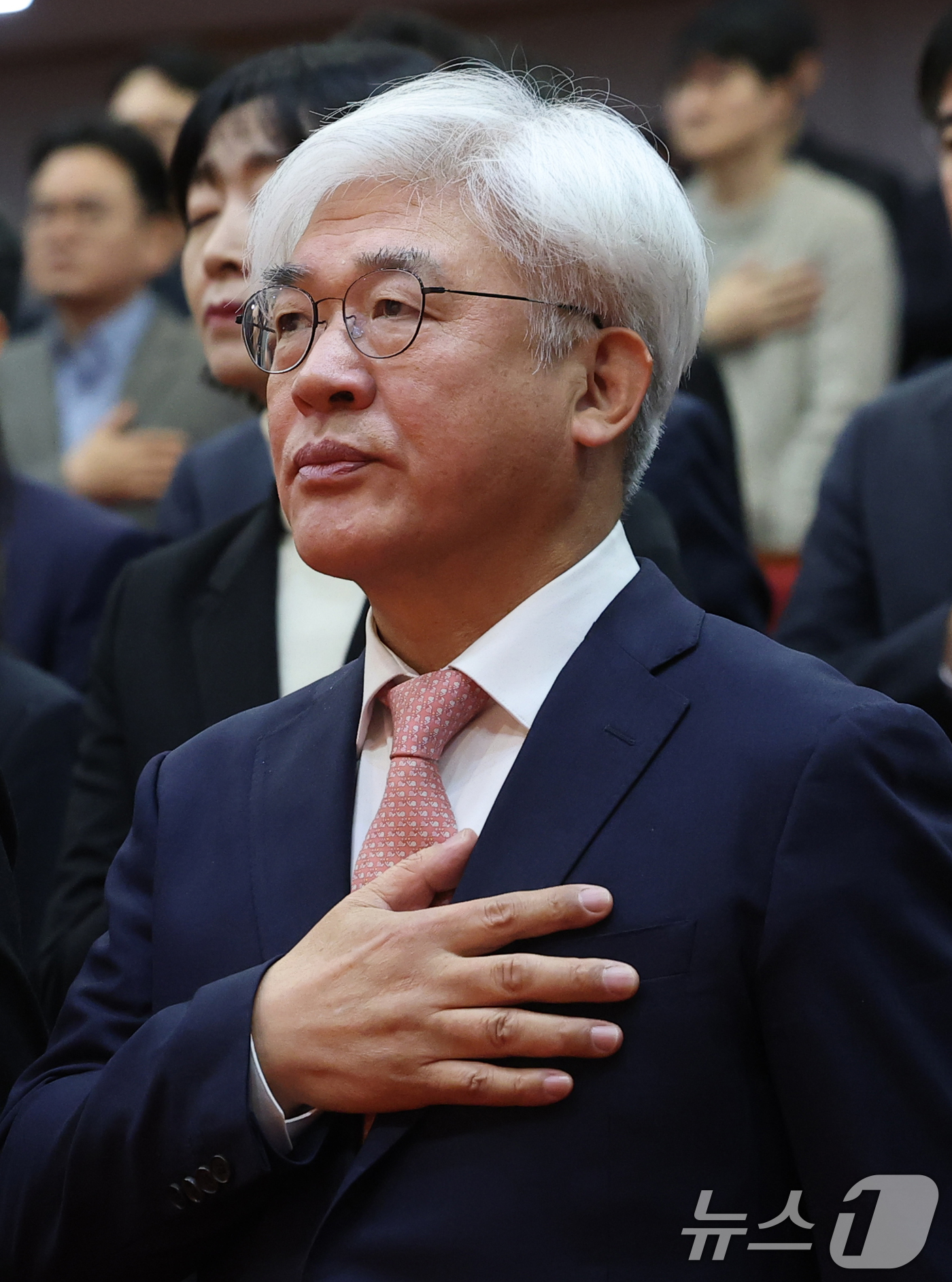 (서울=뉴스1) 권현진 기자 = 마은혁 헌법재판관이 2일 오전 서울 종로구 헌법재판소에서 열린 2026년 시무식에서 국민의례를 하고 있다. 2026.1.2/뉴스1