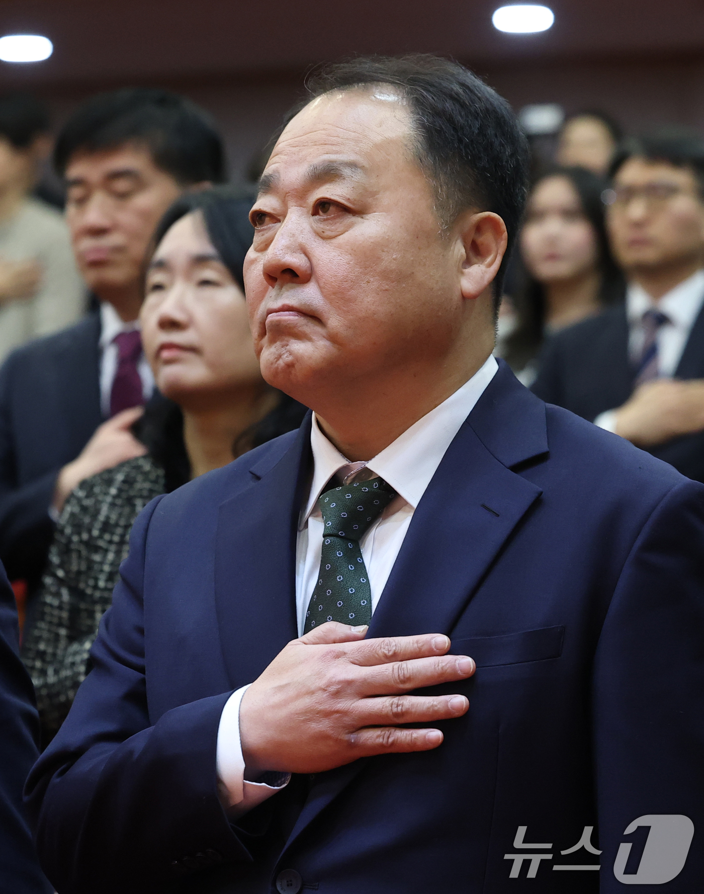 (서울=뉴스1) 권현진 기자 = 손인혁 헌법재판소 사무처장이 2일 오전 서울 종로구 헌법재판소에서 열린 2026년 시무식에서 국민의례를 하고 있다. 2026.1.2/뉴스1