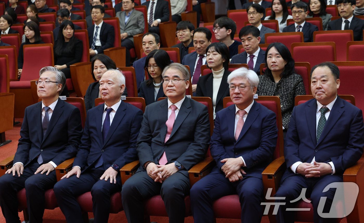 (서울=뉴스1) 권현진 기자 = 김형두(왼쪽부터), 정형식, 조한창, 마은혁 재판관, 손인혁 사무처장이 2일 오전 서울 종로구 헌법재판소에서 열린 2026년 시무식에 참석하고 있다 …