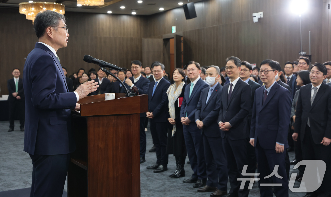 (서울=뉴스1) 임세영 기자 = 조현 외교부 장관이 2일 서울 종로구 외교부 청사에서 열린 2026년 외교부 시무식에서 신년사를 하고 있다. 2026.1.2/뉴스1