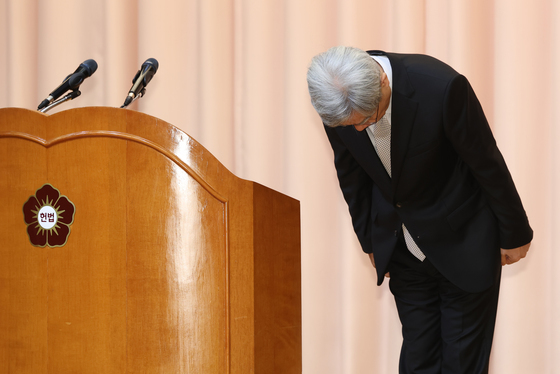 인사하는 김상환 헌법재판소장