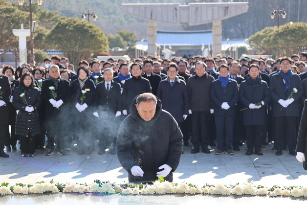 민주당 전남도당, 새해 첫 행보로 국립 5·18 민주묘지 참배