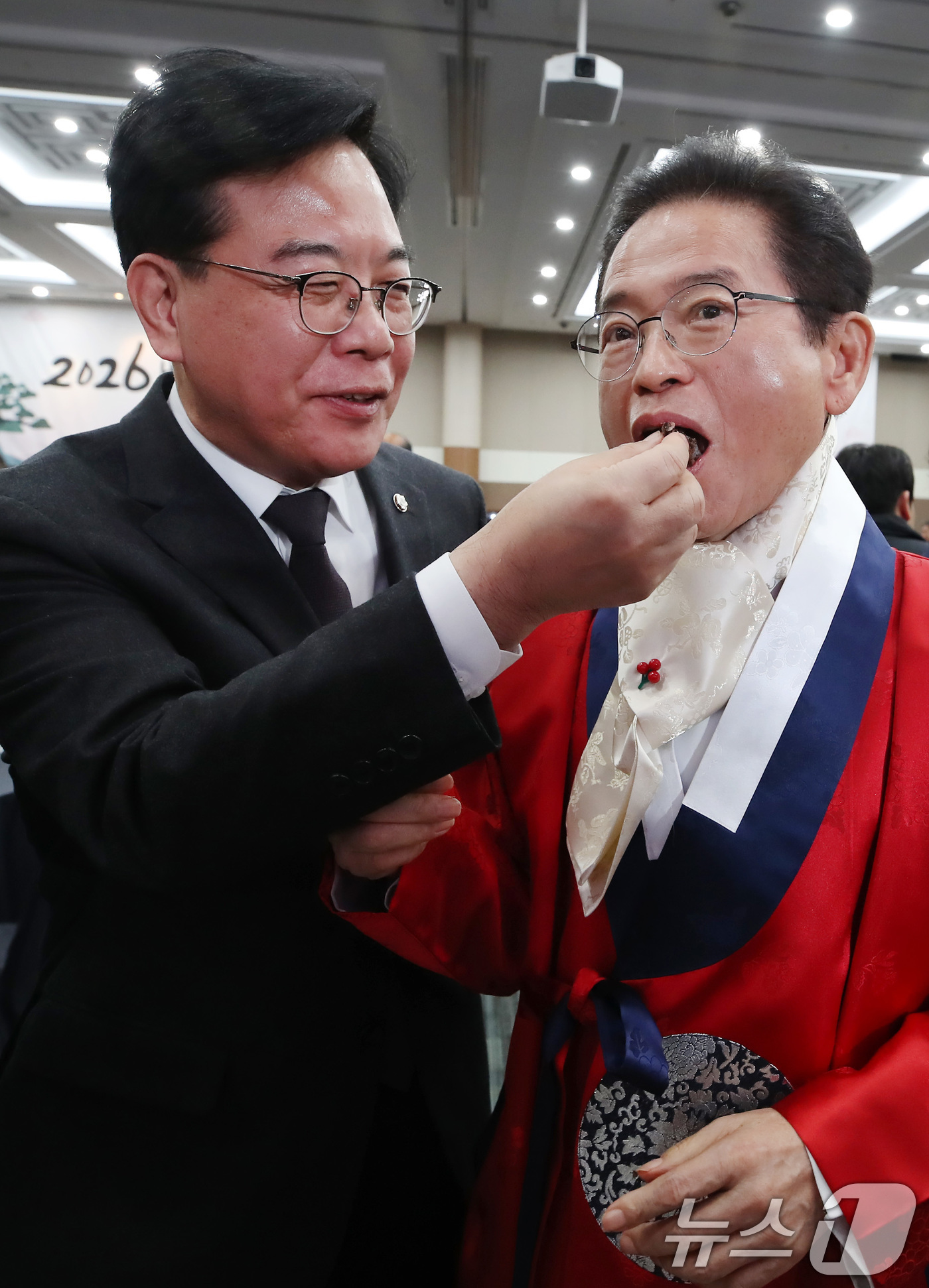 (대구=뉴스1) 공정식 기자 = 송언석 국민의힘 원내대표가 2일 오후 대구 북구 엑스코(EXCO)에서 열린 '2026 국민의힘 대구·경북 신년인사회'에서 새해 만복을 기원하는 떡을 …
