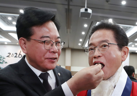 송언석·이철우 '축하 떡 나누며'