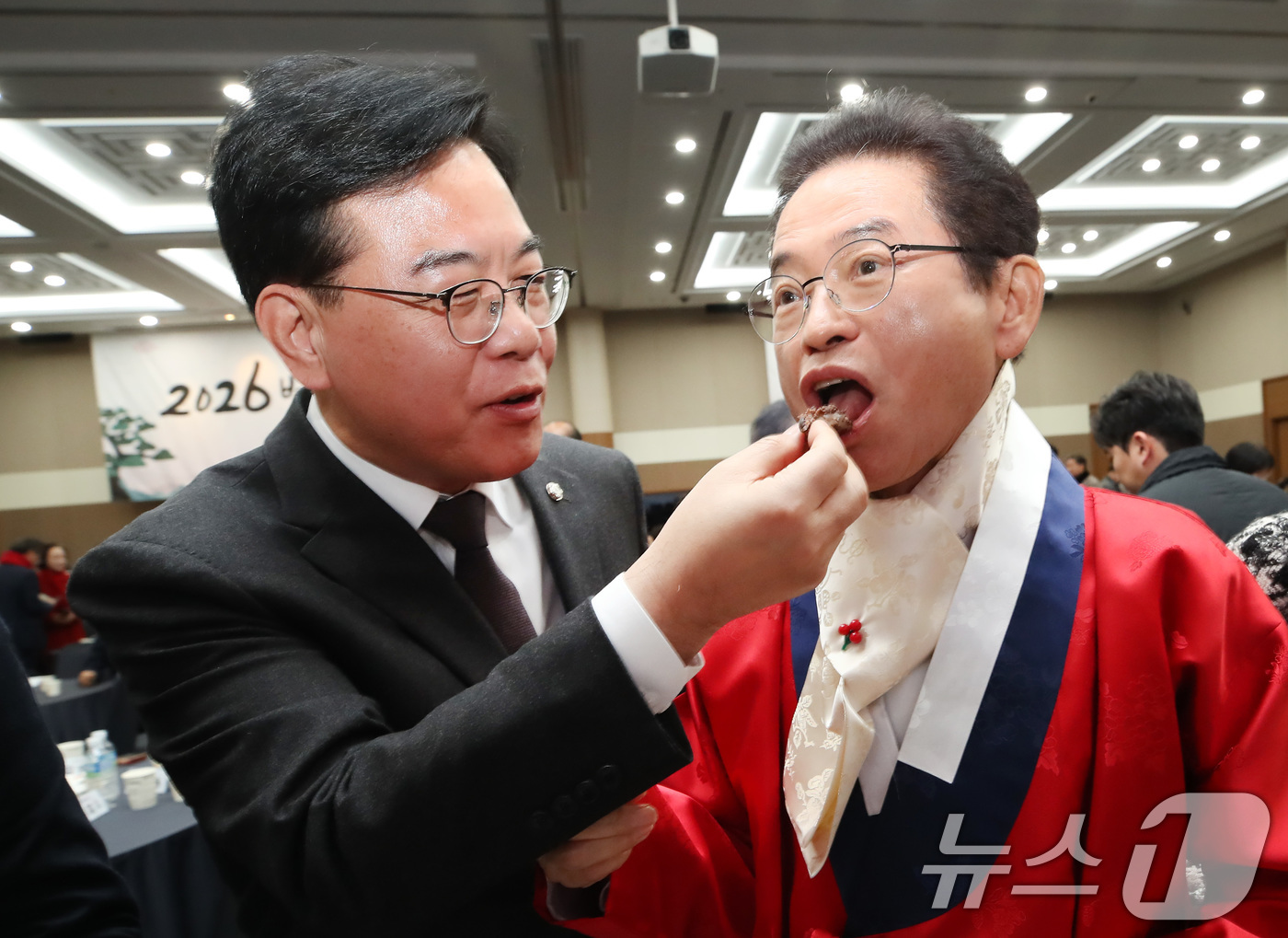 (대구=뉴스1) 공정식 기자 = 송언석 국민의힘 원내대표가 2일 오후 대구 북구 엑스코(EXCO)에서 열린 '2026 국민의힘 대구·경북 신년인사회'에서 새해 만복을 기원하는 떡을 …
