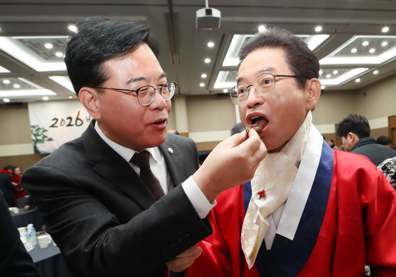 송언석·이철우 '축하 떡 나누며'