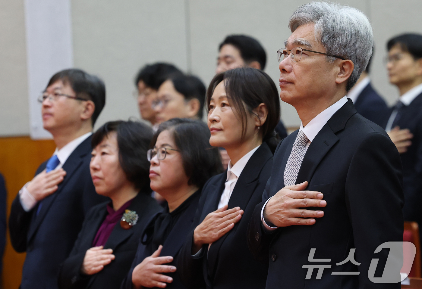 (서울=뉴스1) 권현진 기자 = 오영준(왼쪽부터)과 정계선, 김복형, 정정미, 김상환 헌재소장이 2일 오전 서울 종로구 헌법재판소에서 열린 2026년 시무식에서 국민의례를 하고 있 …