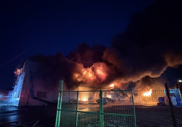 진천 컨테이너 창고서 불…화재 진압 중