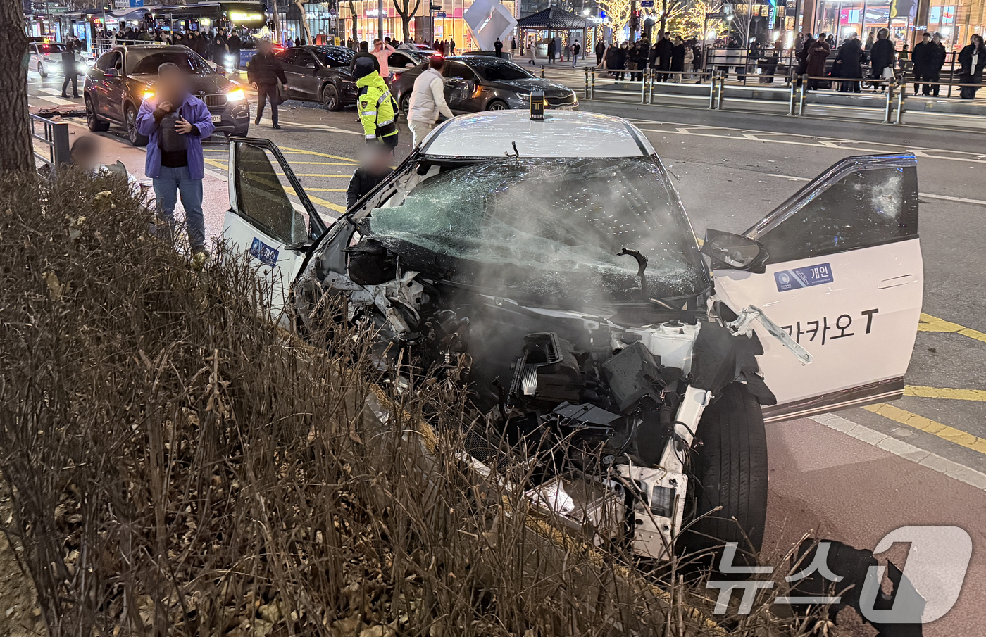 (서울=뉴스1) 이재명 기자 = 2일 오후 6시쯤 서울 지하철 1호선 종각역 인근에서 택시가 인도로 돌진해 횡단보도에서 신호 대기 중이던 시민들을 들이받는 사고가 발생했다.이 사고 …