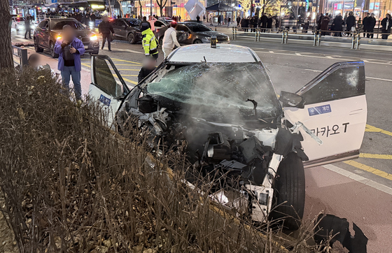 종각역 인근 택시 인도로 돌진…심정지 1명 포함 시민 6명 다쳐