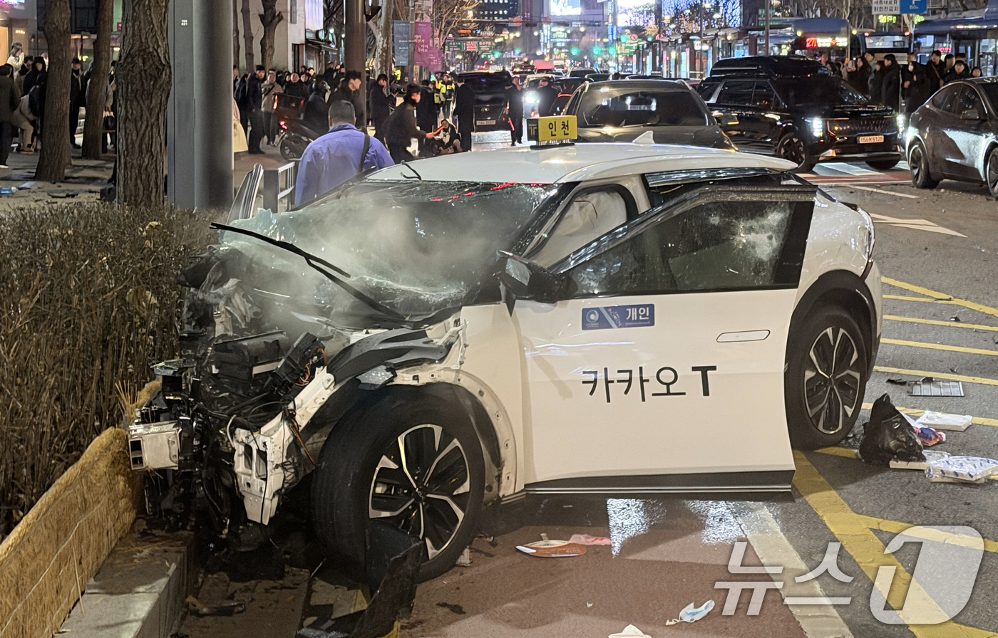 (서울=뉴스1) 이재명 기자 = 2일 오후 6시쯤 서울 지하철 1호선 종각역 인근에서 택시가 인도로 돌진해 횡단보도에서 신호 대기 중이던 시민들을 들이받는 사고가 발생했다.이 사고 …