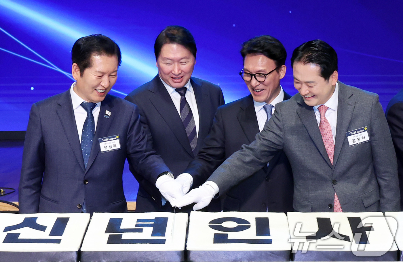 (서울=뉴스1) 사진공동취재단 = 김민석(오른쪽 세 번째) 국무총리와 최태원(왼쪽 두 번째) 대한상공회의소 회장, 정청래(왼쪽) 더불어민주당 대표, 장동혁 국민의힘 대표가 2일 오 …