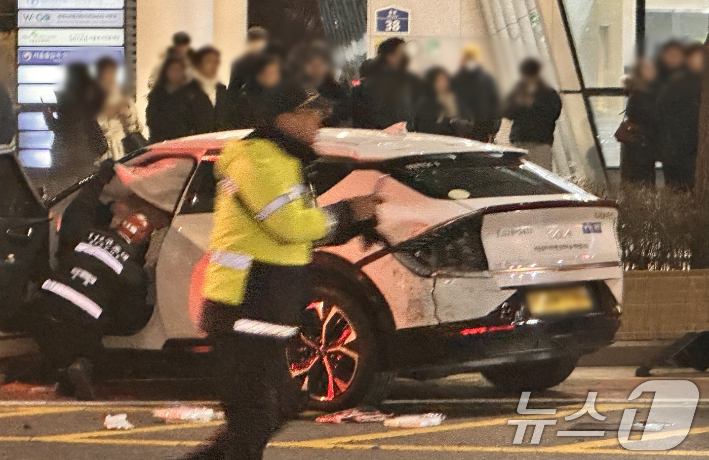 (서울=뉴스1) 박동해 기자 = 2일 오후 6시쯤 서울 지하철 1호선 종각역 인근에서 택시가 인도로 돌진해 횡단보도에서 신호 대기 중이던 시민들을 들이받는 사고가 발생했다.이 사고 …