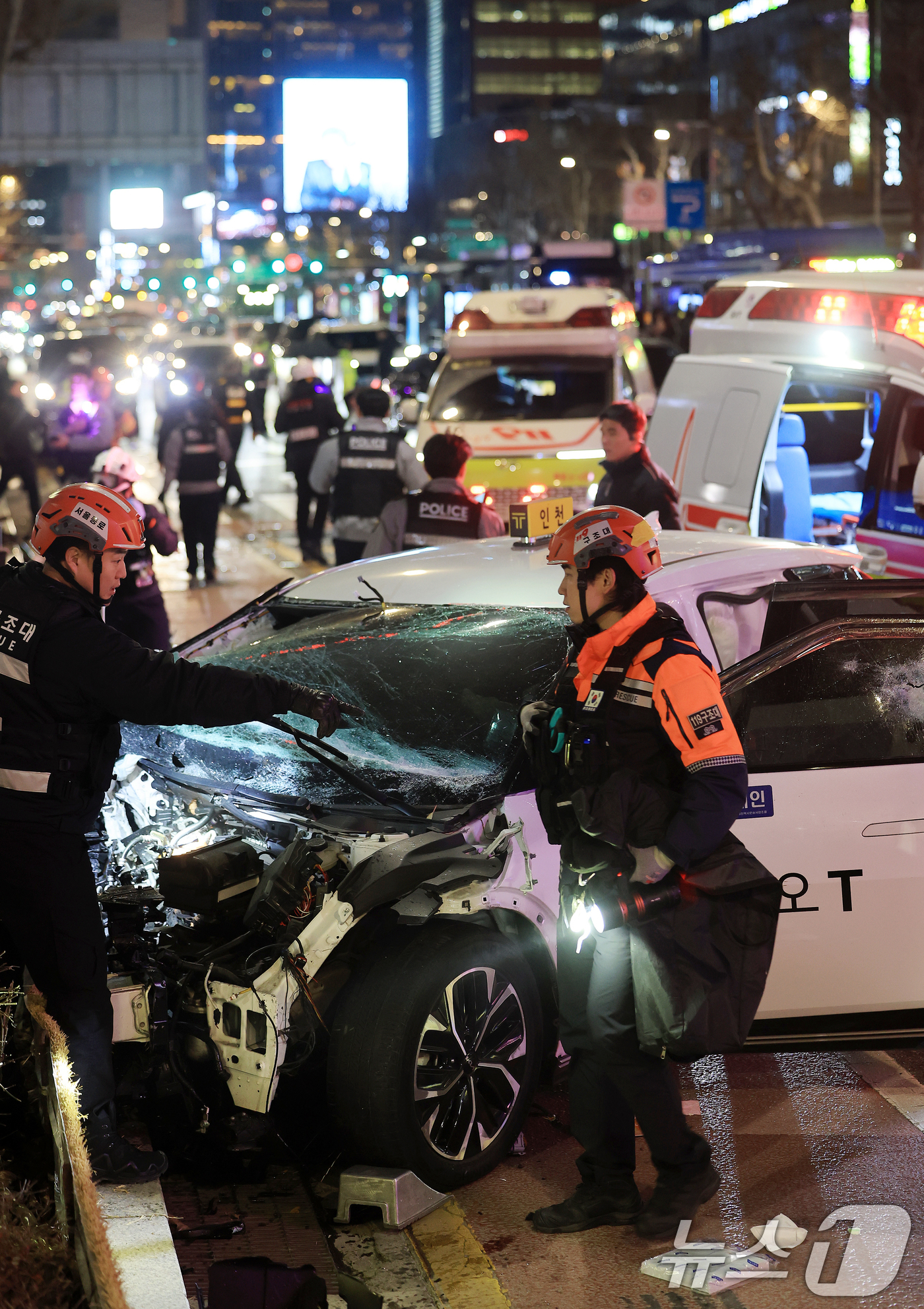 (서울=뉴스1) 이호윤 기자 = 2일 오후 6시쯤 서울 지하철 1호선 종각역 인근에서 택시가 인도로 돌진해 횡단보도에서 신호 대기 중이던 시민들을 들이받는 사고가 발생했다.이 사고 …