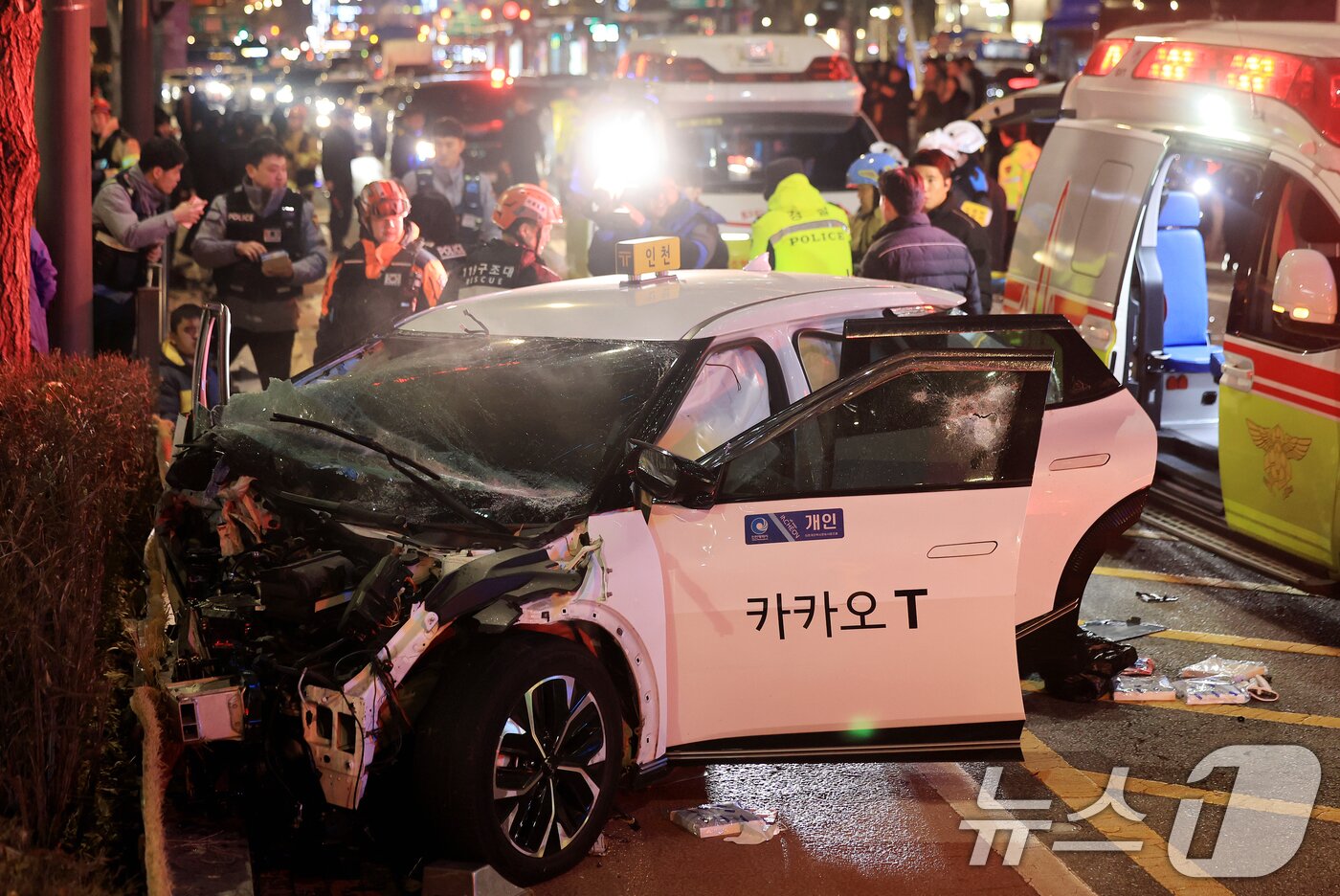 본문 이미지 - 2일 오후 6시쯤 서울 지하철 1호선 종각역 인근에서 택시가 인도로 돌진해 횡단보도에서 신호 대기 중이던 시민들을 들이받는 사고가 발생했다. 이 사고로 외국인 5명을 포함해 9명의 시민이 중경상을 입었으며, 이 중 40대 한국인 여성 1명은 심정지 상태로 발견돼 인근 병원으로 이송됐으나 끝내 사망했다. 현재 소방 당국과 경찰은 정확한 사고 경위 등을 파악하고 있다. 2026.1.2/뉴스1 ⓒ News1 이호윤 기자