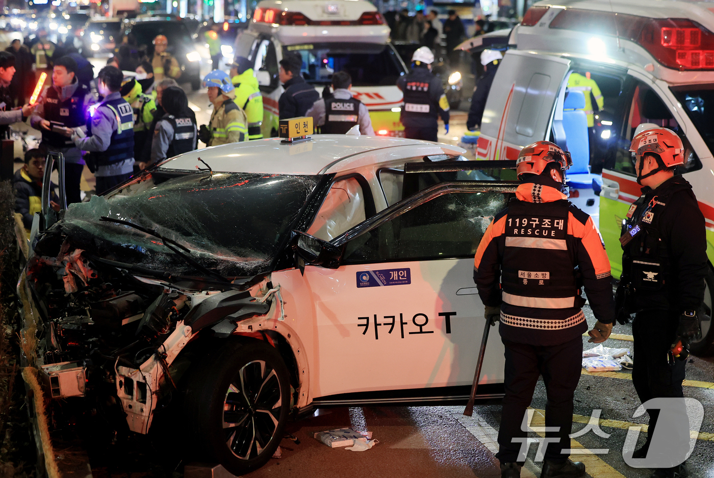 (서울=뉴스1) 이호윤 기자 = 2일 오후 6시쯤 서울 지하철 1호선 종각역 인근에서 택시가 인도로 돌진해 횡단보도에서 신호 대기 중이던 시민들을 들이받는 사고가 발생했다.이 사고 …