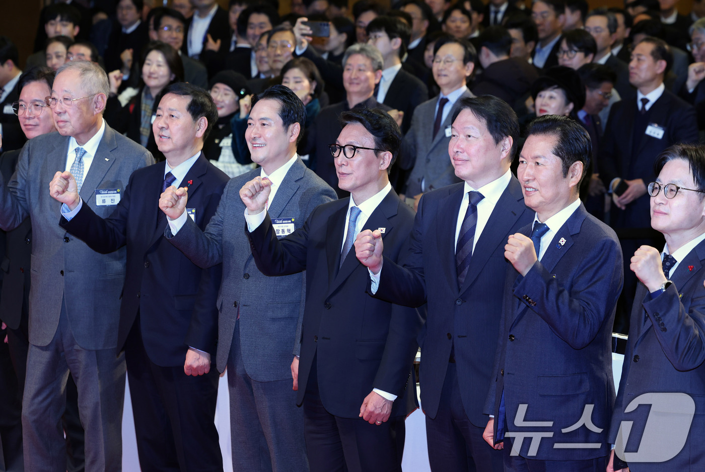 (서울=뉴스1) 사진공동취재단 = 김민석 국무총리와 최태원 대한상공회의소 회장 등 참석자들이 2일 오후 서울 중구 대한상공회의소에서 열린 2026 경제계 신년인사회에서 기념촬영하고 …