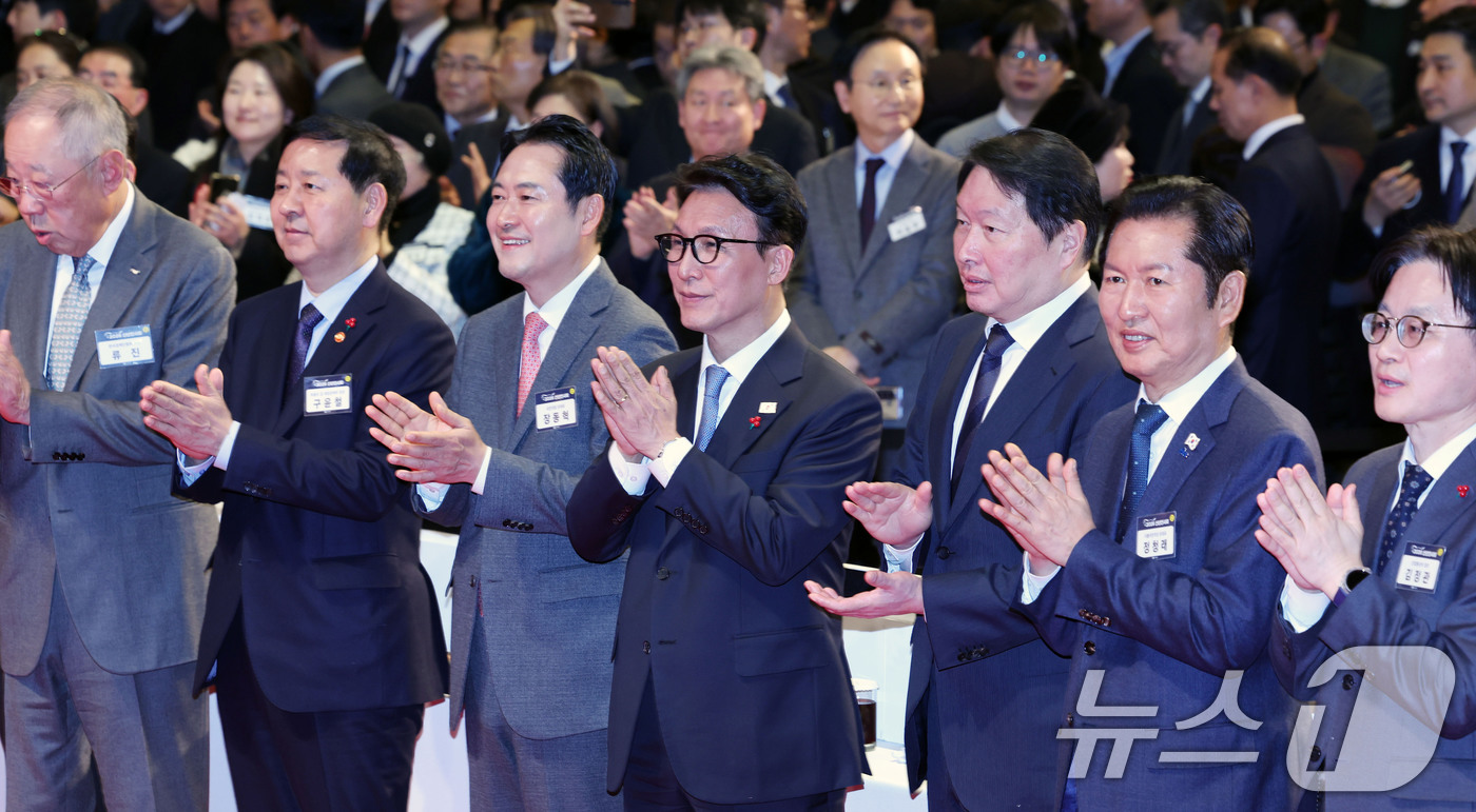 (서울=뉴스1) 사진공동취재단 = 김민석 국무총리와 최태원 대한상공회의소 회장 등 참석자들이 2일 오후 서울 중구 대한상공회의소에서 열린 2026 경제계 신년인사회에서 기념촬영을 …