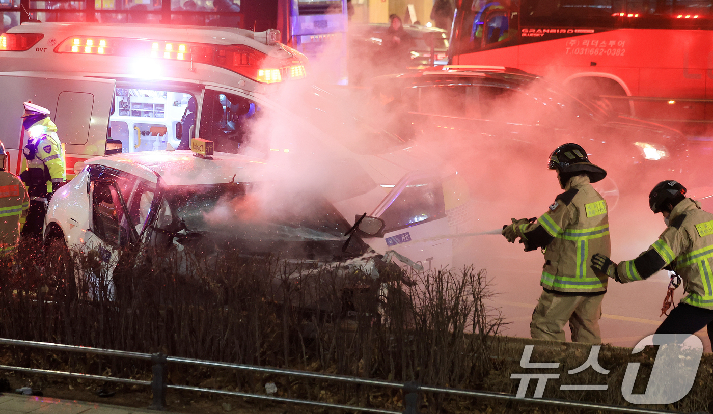 (서울=뉴스1) 이호윤 기자 = 2일 오후 6시쯤 서울 지하철 1호선 종각역 인근에서 택시가 인도로 돌진해 횡단보도에서 신호 대기 중이던 시민들을 들이받는 사고가 발생했다.이 사고 …