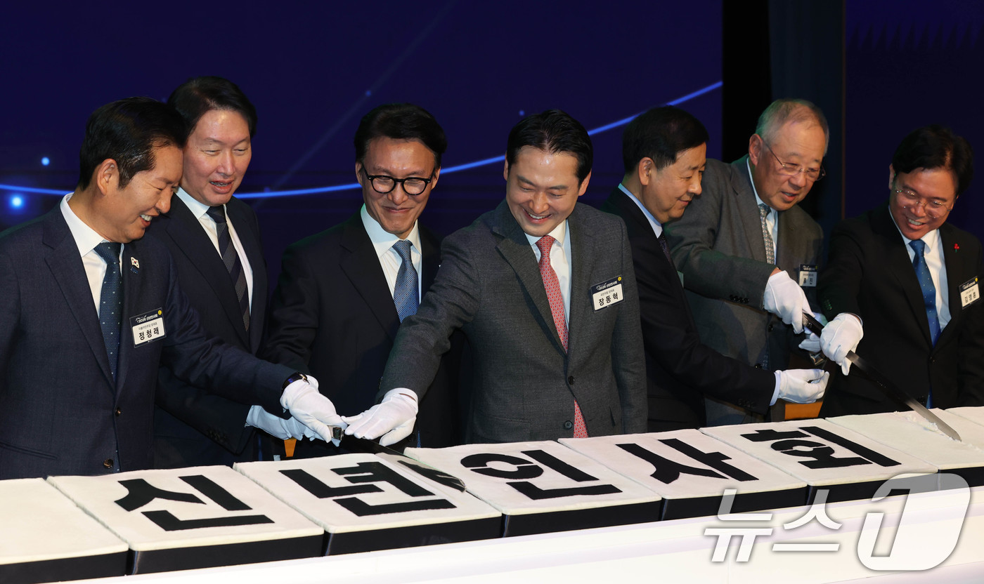 (서울=뉴스1) 사진공동취재단 = 김민석(왼쪽 세번째) 국무총리, 정청래(왼쪽) 더불어민주당 대표, 장동혁(오른쪽 네 번째) 국민의힘 대표, 최태원(왼쪽 두 번째) 대한상공회의소 …