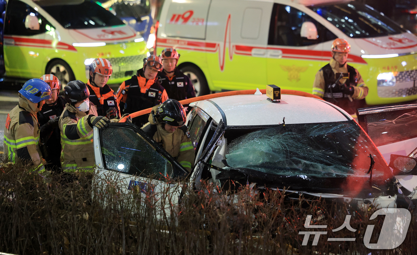 (서울=뉴스1) 이호윤 기자 = 2일 오후 6시쯤 서울 지하철 1호선 종각역 인근에서 택시가 인도로 돌진해 횡단보도에서 신호 대기 중이던 시민들을 들이받는 사고가 발생했다.이 사고 …