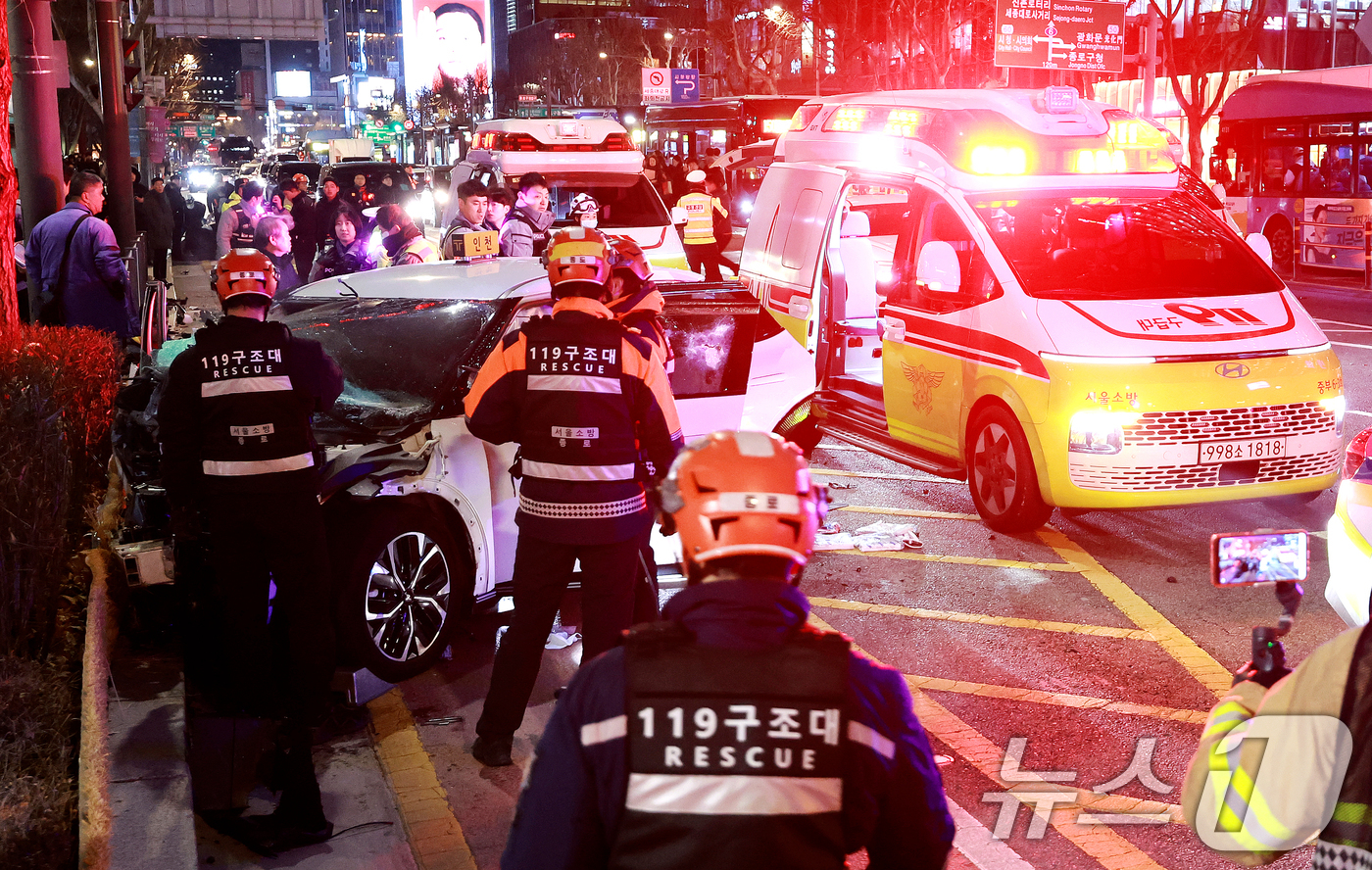 (서울=뉴스1) 이호윤 기자 = 2일 오후 6시쯤 서울 지하철 1호선 종각역 인근에서 택시가 인도로 돌진해 횡단보도에서 신호 대기 중이던 시민들을 들이받는 사고가 발생했다.이 사고 …