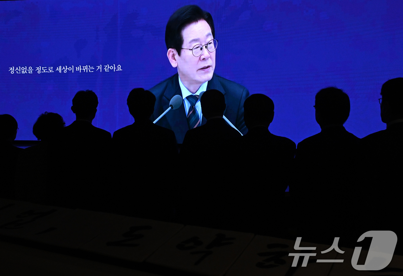 (서울=뉴스1) 사진공동취재단 = 김민석 국무총리를 비롯한 경제계 인사들이 2일 오후 서울 중구 대한상공회의소 국제회의장에서 열린 ‘2026 경제계 신년인사회’에서 이재명 대통령의 …