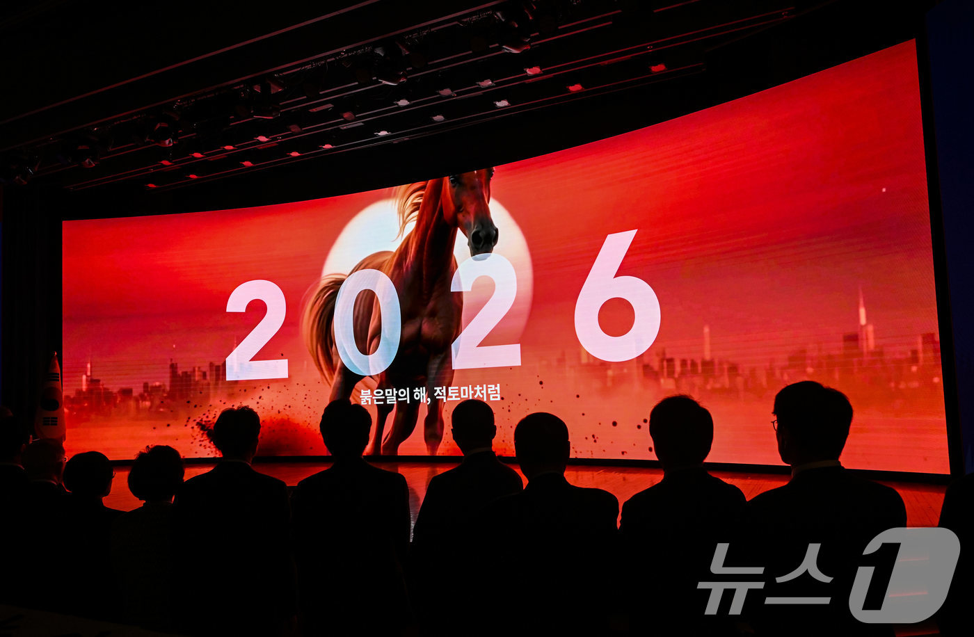 (서울=뉴스1) 사진공동취재단 = 김민석 국무총리를 비롯한 경제계 인사들이 2일 오후 서울 중구 대한상공회의소 국제회의장에서 ‘2026 경제계 신년인사회’를 하고 있다. 2026. …