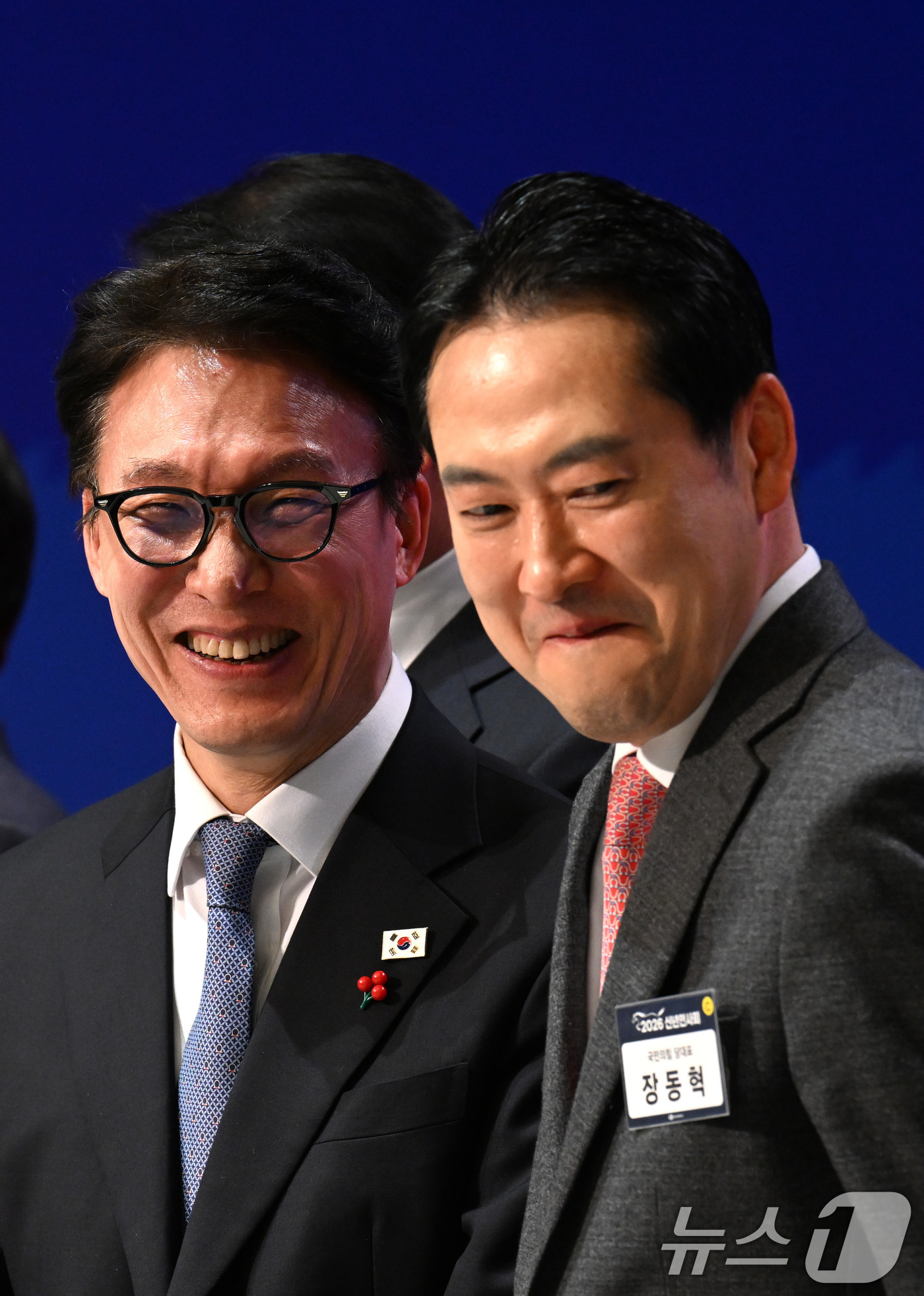 (서울=뉴스1) 사진공동취재단 = 김민석 국무총리가 2일 오후 서울 중구 대한상공회의소 국제회의장에서 열린 ‘2026 경제계 신년인사회’에서 국민의힘 장동혁 대표와 이야기를 하고 …