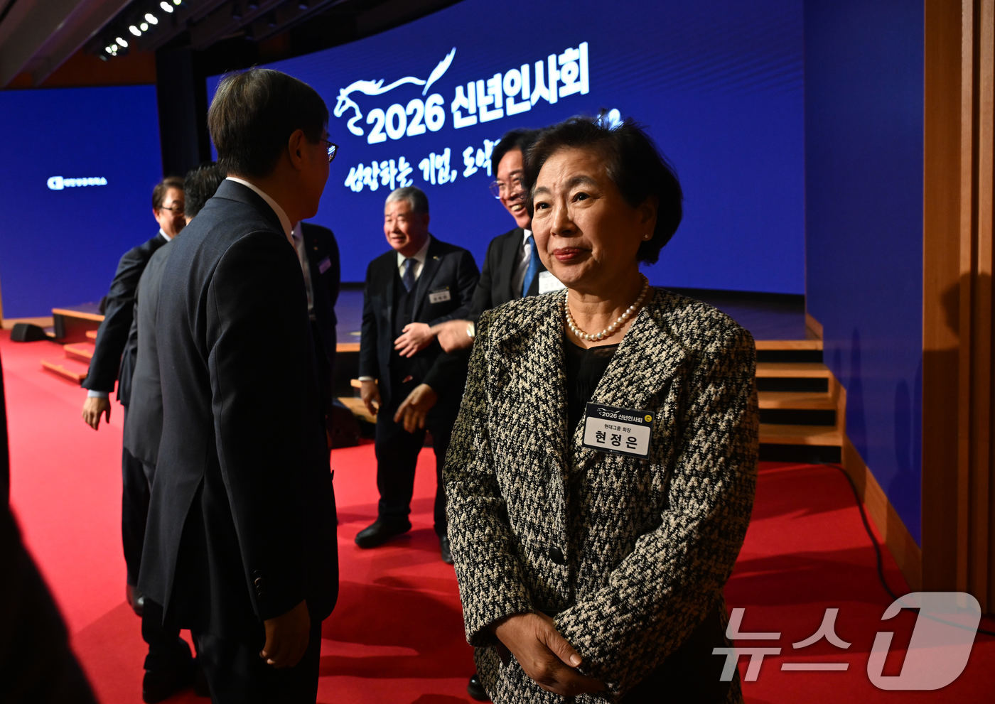 (서울=뉴스1) 사진공동취재단 = 현정은 현대그룹 회장이 2일 오후 서울 중구 대한상공회의소 국제회의장에서 열린 ‘2026 경제계 신년인사회’에서  참석자들과 인사를 하고 있다. …