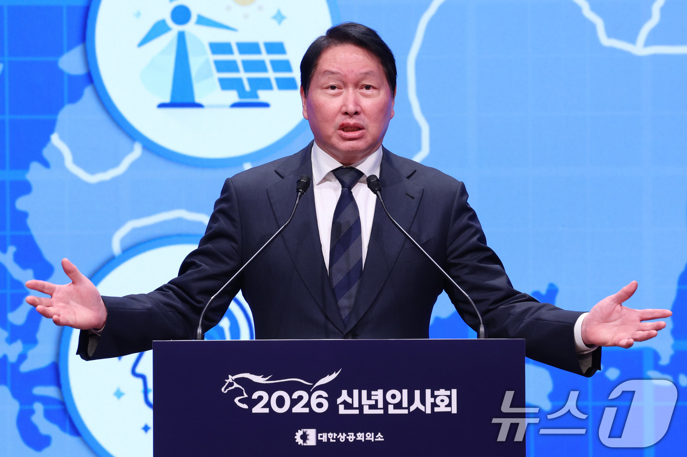 (서울=뉴스1) 사진공동취재단 = 최태원 대한상공회의소 회장이 2일 오후 서울 중구 대한상공회의소에서 열린 2026 경제계 신년인사회에서 인사말하고 있다. 2026.1.2/뉴스1