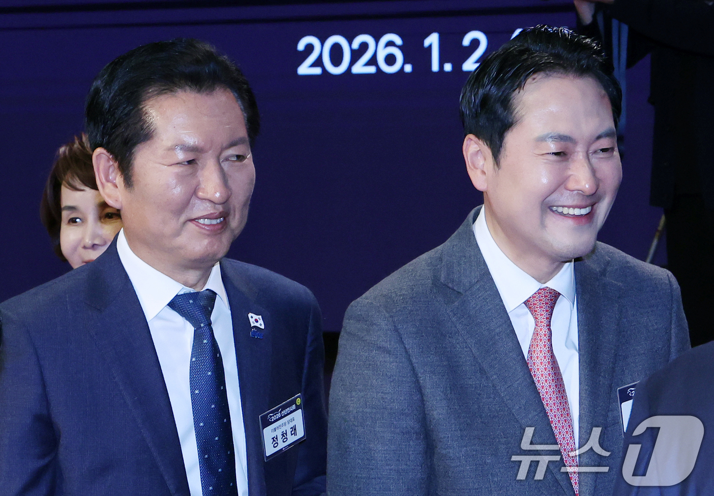 (서울=뉴스1) 사진공동취재단 = 정청래(왼쪽) 더불어민주당 대표와 장동혁 국민의힘 대표가 2일 오후 서울 중구 대한상공회의소에서 열린 2026 경제계 신년인사회를 마치고 행사장을 …